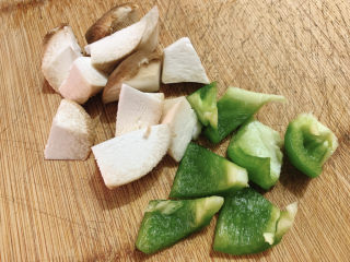 虾仁日本豆腐,杏鲍菇、青椒滚刀切块。