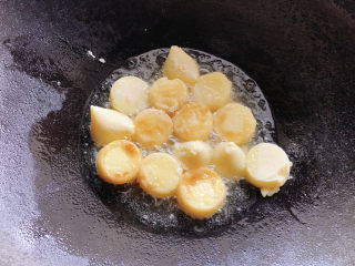 虾仁日本豆腐,两面煎的金黄后，捞出沥干油备用。