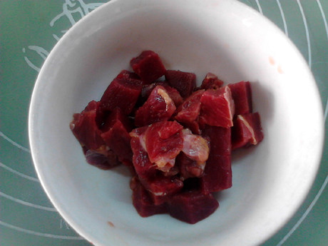 黑椒牛肉粒,牛肉洗净，切成1-2厘米见方的小丁，
