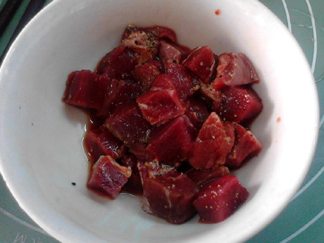 黑椒牛肉粒,拌匀，腌制约半小时。