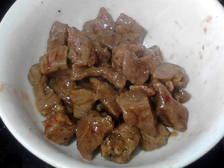 黑椒牛肉粒,翻炒至牛肉变色，出锅，