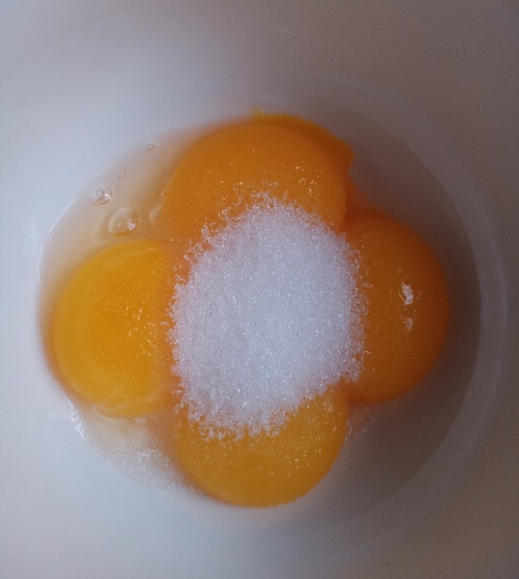 送你一朵小红花,来做蛋糕胚。把<a style='color:red;display:inline-block;' href='/shicai/ 9'>鸡蛋</a>蛋黄蛋白分离，蛋黄加入10克糖，搅拌到糖融化