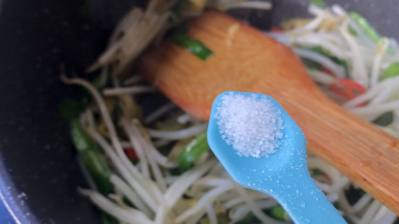 绿豆芽炒韭菜,放入细盐。
