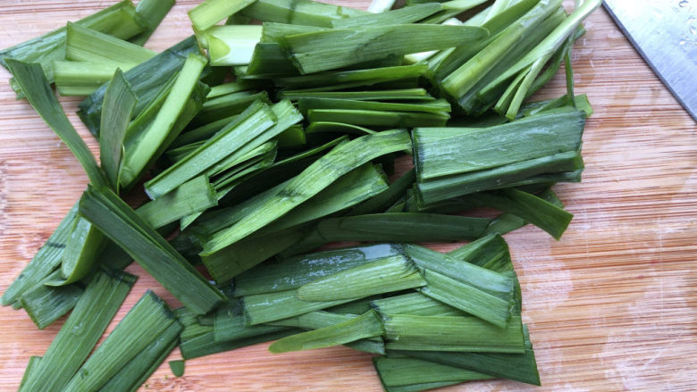 绿豆芽炒韭菜,洗干净后去梗切段。