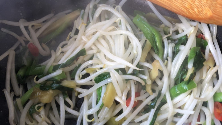 绿豆芽炒韭菜,炒匀入味出锅。