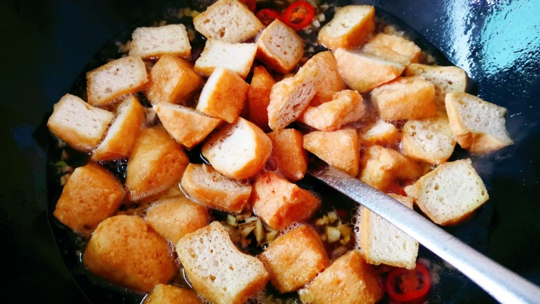 油豆腐炒青椒,放入油豆腐，煮至入味
