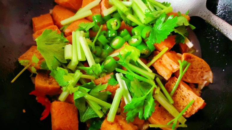 油豆腐炒青椒,放入青椒和芹菜