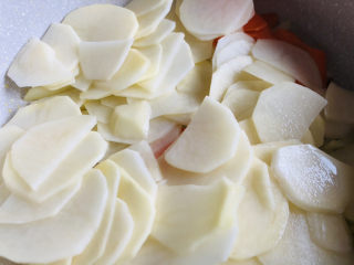 洋葱炒土豆片,土豆片捞出沥干水分，放入锅中翻炒均匀。