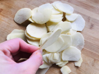 洋葱炒土豆片,土豆去皮洗净擦薄片。