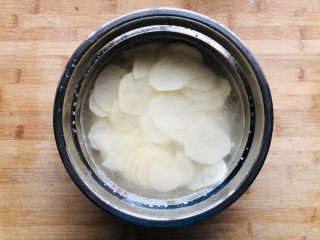 洋葱炒土豆片,把擦好的土豆放入盆中加适量清水浸泡10分钟，土豆浸泡一下可以去掉里面多余的淀粉，吃起来口感更脆一些。