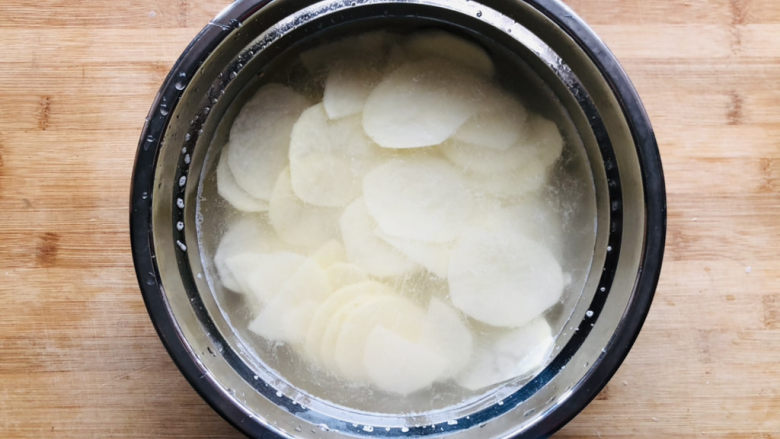 洋葱炒土豆片,把擦好的土豆放入盆中加适量清水浸泡10分钟，土豆浸泡一下可以去掉里面多余的淀粉，吃起来口感更脆一些。