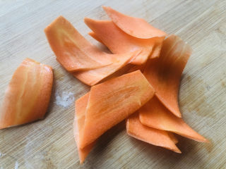 洋葱炒土豆片,胡萝卜去皮洗净擦成薄片。