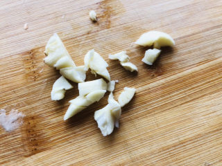 洋葱炒土豆片,蒜瓣拍扁切碎。