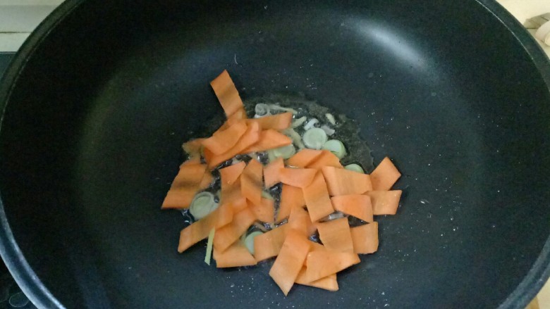 三鲜豆腐,加入胡萝卜翻炒片刻
