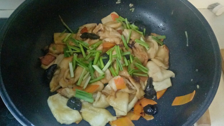 三鲜豆腐,翻炒至食材熟透，加入蒜苗段翻炒均匀即可
