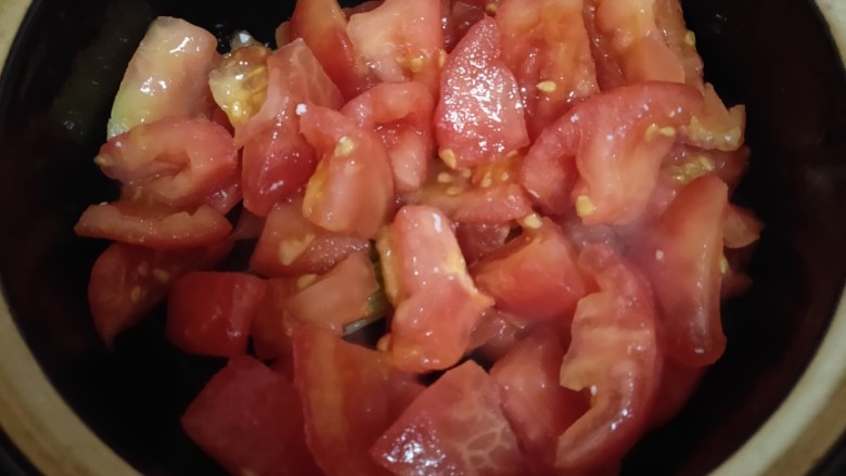 西红柿豆腐汤,放入番茄翻炒