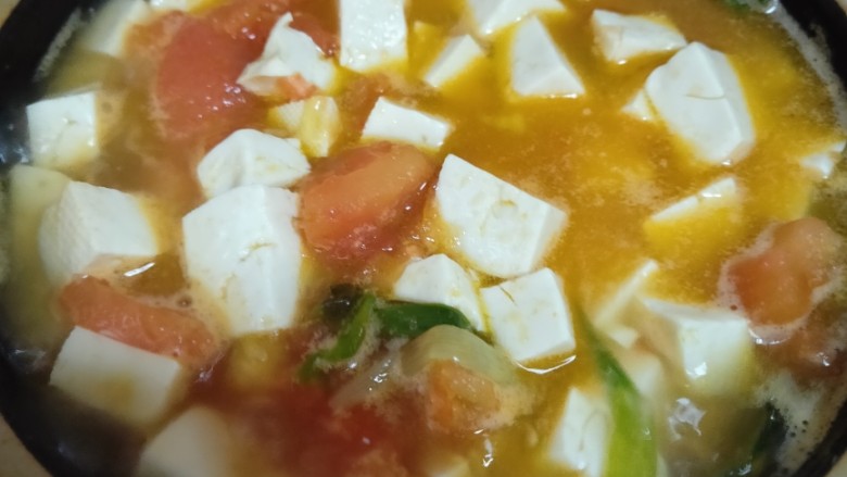 西红柿豆腐汤,最后再放入，盐，鸡汁调味