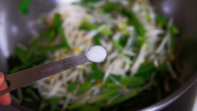 绿豆芽炒韭菜,加盐调味。