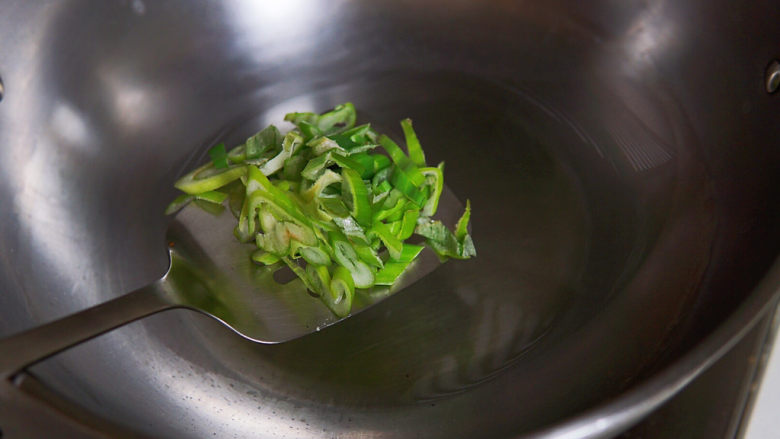 绿豆芽炒韭菜,油热后，加入葱花，煸出香味。