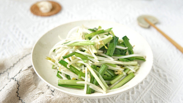 绿豆芽炒韭菜,一到清清爽爽的小炒菜，清脆爽口，十分钟上桌。