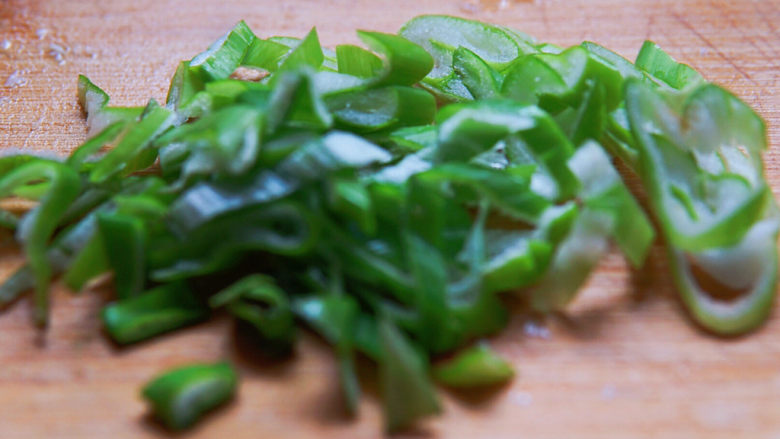 绿豆芽炒韭菜,葱绿切小葱花备用。