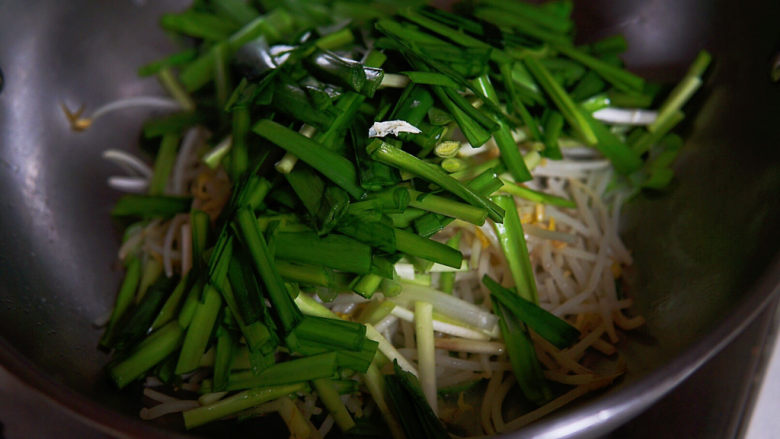 绿豆芽炒韭菜,加入韭菜翻炒均匀。