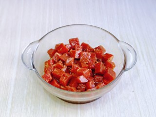 黑椒牛肉粒,抓拌均匀。腌制十分钟，淋点橄榄油可以锁住牛肉是水份，炒好的牛肉特别嫩滑。