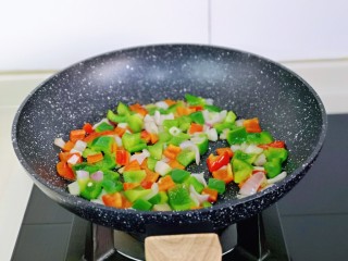 黑椒牛肉粒,起油锅，加入切好的彩椒与洋葱，再按个人口味加入盐，煸炒至断生，盛出备用。