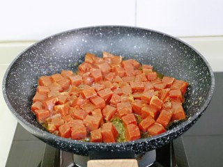 黑椒牛肉粒,锅中淋上橄榄油，倒入腌制好的牛肉粒，大火快速翻炒2分钟。