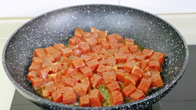 黑椒牛肉粒,锅中淋上橄榄油，倒入腌制好的牛肉粒，大火快速翻炒2分钟。