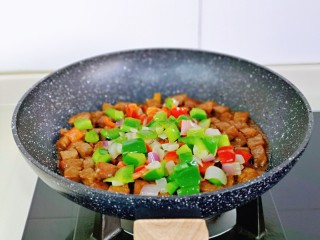 黑椒牛肉粒,再加入煸炒过的彩椒快速翻炒。