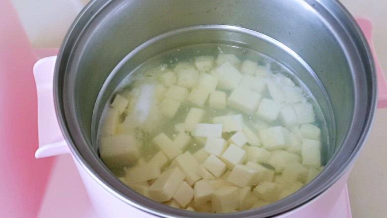 三鲜豆腐,豆腐开水中烫一下捞出淋干水分。