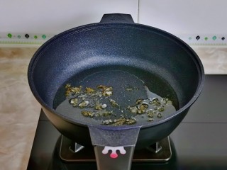 油焖冬笋,起油锅加入冰糖小火炒至融化。