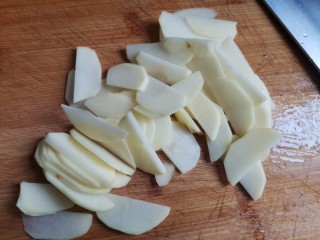 洋葱炒土豆片,土豆削皮切成薄片