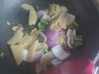 洋葱炒土豆片,下入洋葱和青椒翻炒片刻断生