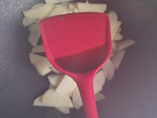 洋葱炒土豆片,加入一勺生抽翻炒均匀