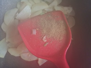 洋葱炒土豆片,加入适量的孜然粉翻炒均匀