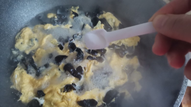 木耳蛋花汤,加入适量的盐