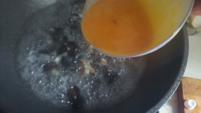 木耳蛋花汤,水开倒入鸡蛋液