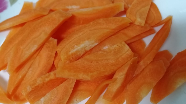 胡萝卜炒杏鲍菇,切片。