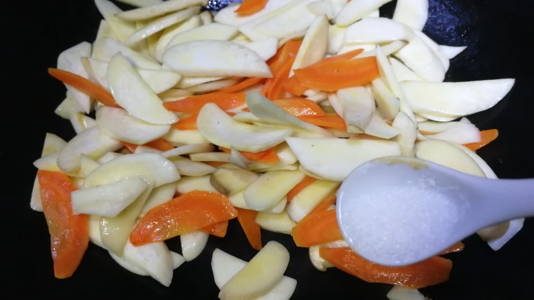 胡萝卜炒杏鲍菇,加半小勺盐，继续文火翻炒。