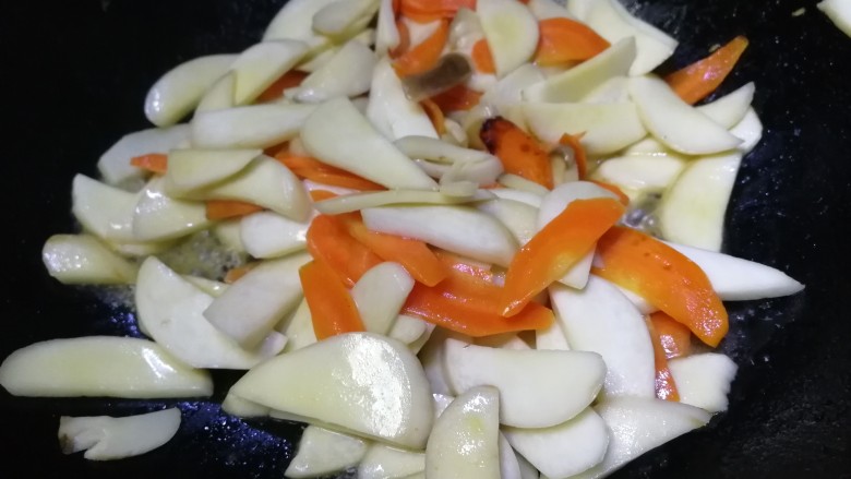 胡萝卜炒杏鲍菇,大约1分钟，杏鲍菇会炒出水。