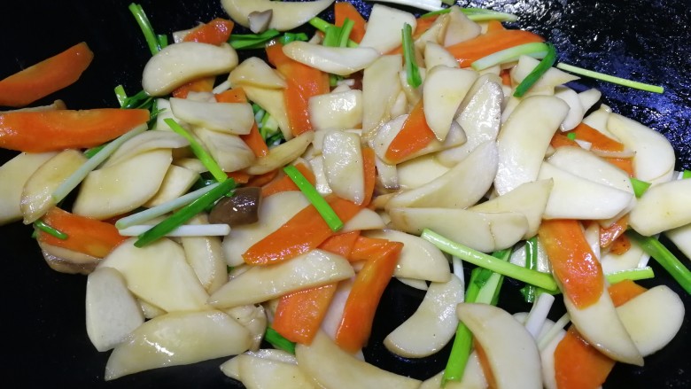 胡萝卜炒杏鲍菇,撒上蒜苗，炒匀即可。