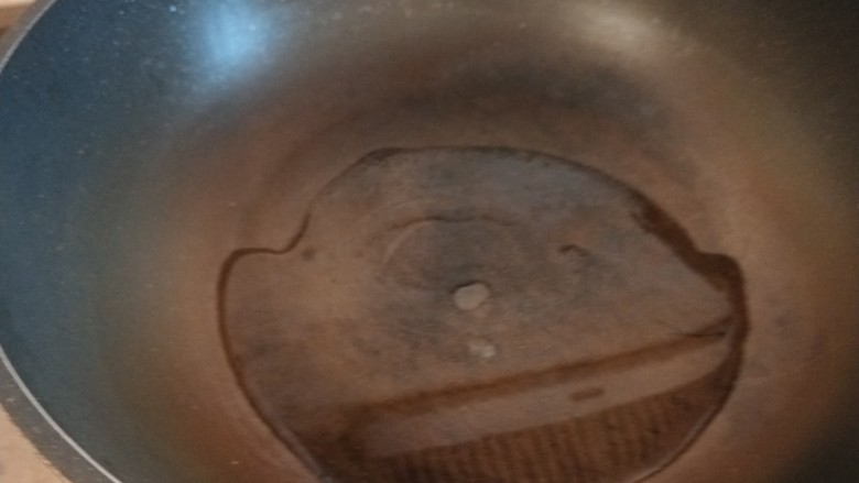 木耳炒肉丝,锅中倒入适量油。