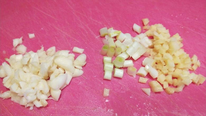 三鲜豆腐,葱姜蒜切碎。