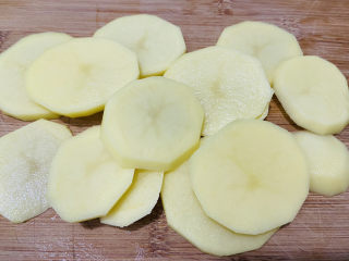 洋葱炒土豆片,土豆去皮洗净切薄片