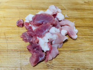 洋葱炒土豆片,肥瘦相间的猪肉洗净切小片