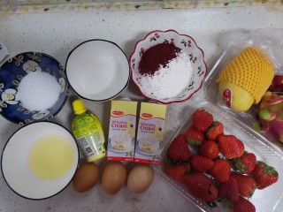 红丝绒草莓🍓裸蛋糕,称好食材备用