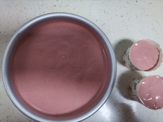 红丝绒草莓🍓裸蛋糕,倒入6寸模具，震几下震出大气泡