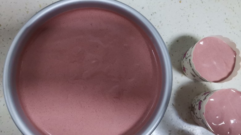 红丝绒草莓🍓裸蛋糕,倒入6寸模具，震几下震出大气泡